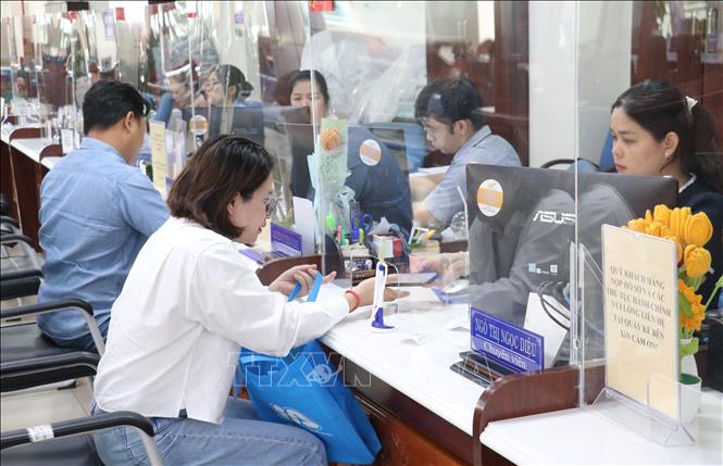 Hoạt động của Trung t&acirc;m Phục vụ h&agrave;nh ch&iacute;nh c&ocirc;ng ng&agrave;y c&agrave;ng ho&agrave;n thiện, n&acirc;ng cao chất lượng phục vụ người d&acirc;n v&agrave; doanh nghiệp. Ảnh: B&ugrave;i Giang/TTXVN