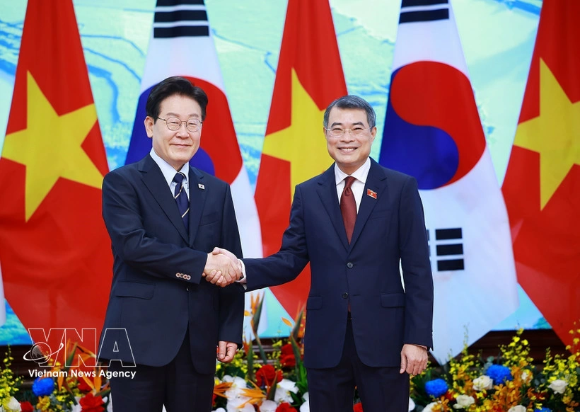 Prime Minister Le Minh Hung (R) and RoK President Lee Jae Myung at their meeting in Hanoi on April 23. (Photo: VNA)