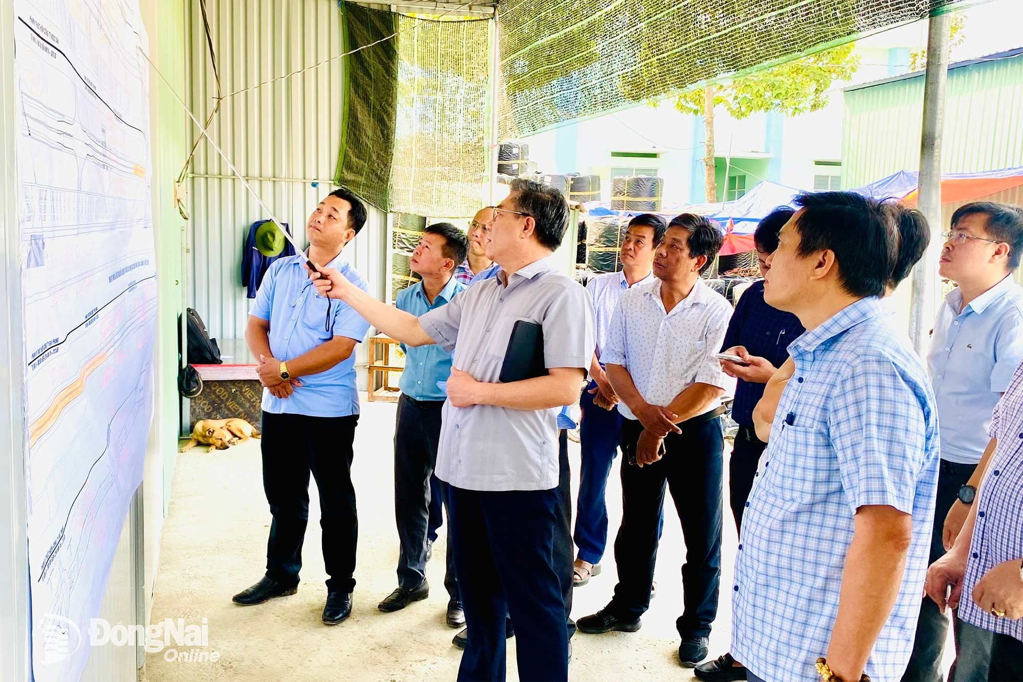 Member of the Standing Committee of the Provincial Party Committee, Head of the Provincial Party Committee’s Commission for Information, Education and Mass Mobilization Duong Minh Dung surveys the progress of Phase 1 of the Nhon Trach Inter-Port Road Construction Project. Photo: Le Son

