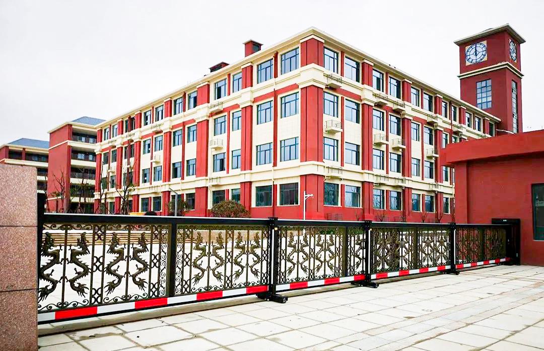 Cổng trượt tự động tại khu công nghệ cao.