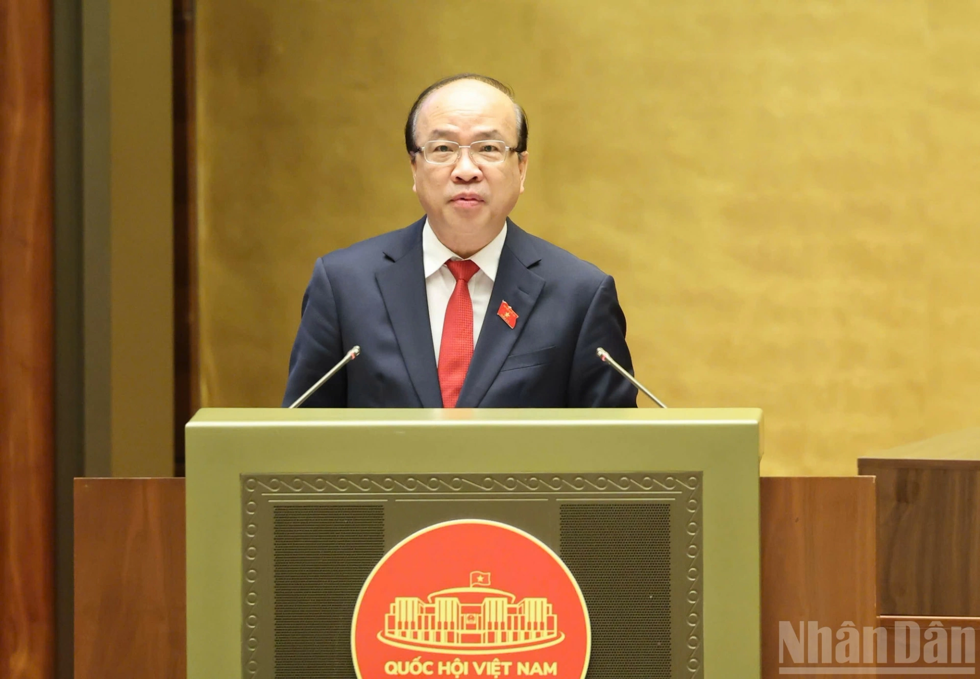 Chủ nhiệm Ủy ban Pháp luật và Tư pháp Phan Chí Hiếu nêu quan điểm thẩm tra. (Ảnh: DUY LINH)
