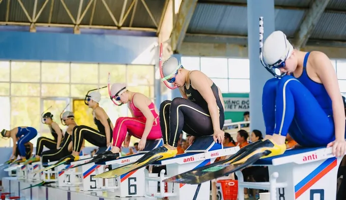 Các vận động viên tham gia thi đấu tại Giải lặn vô địch quốc gia hồ 25m ở thành phố Huế. Ảnh: VASA
