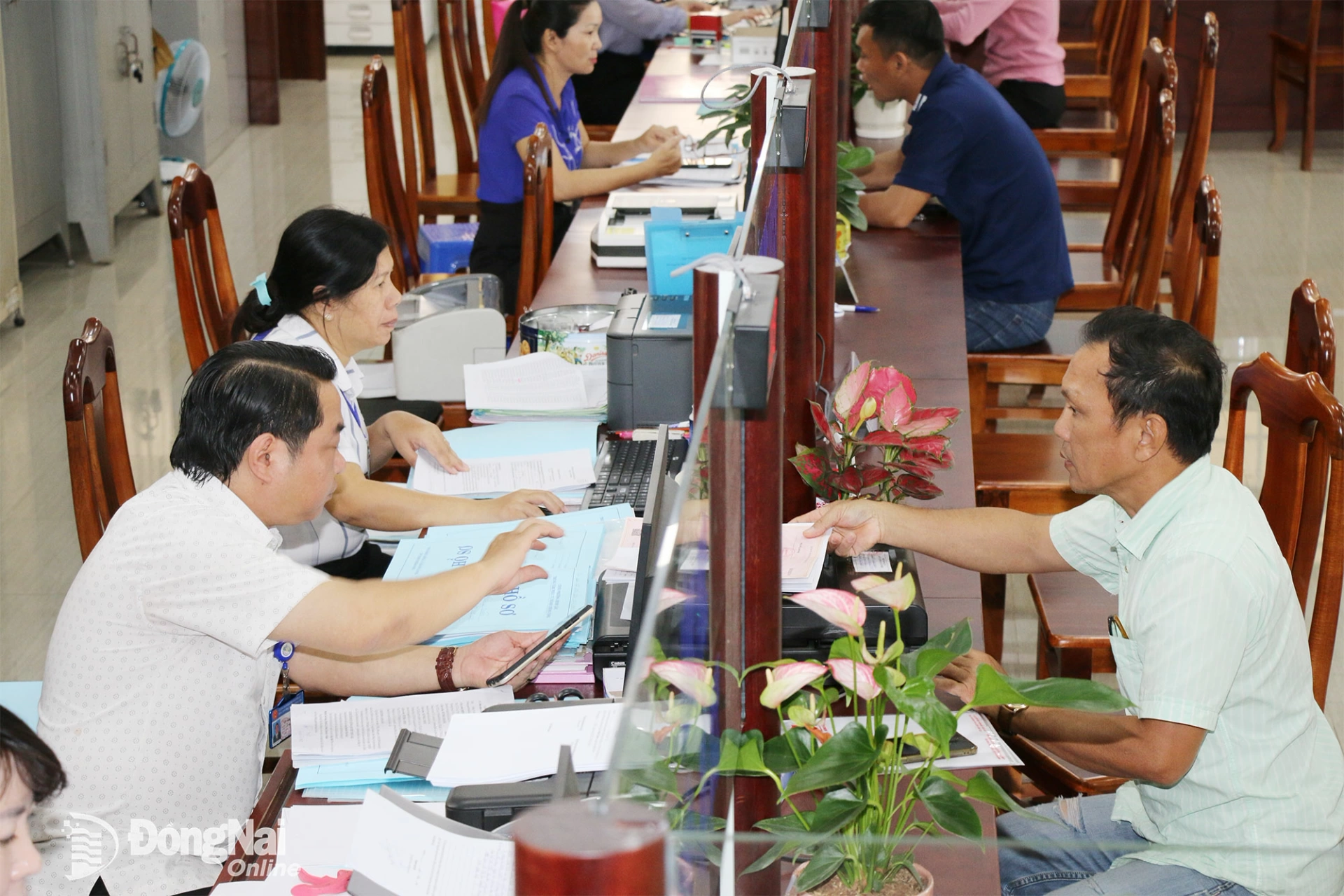 Người dân thực hiện thủ tục hành chính tại Trung tâm Phục vụ hành chính công phường Bình Lộc. Ảnh: Hà Lê