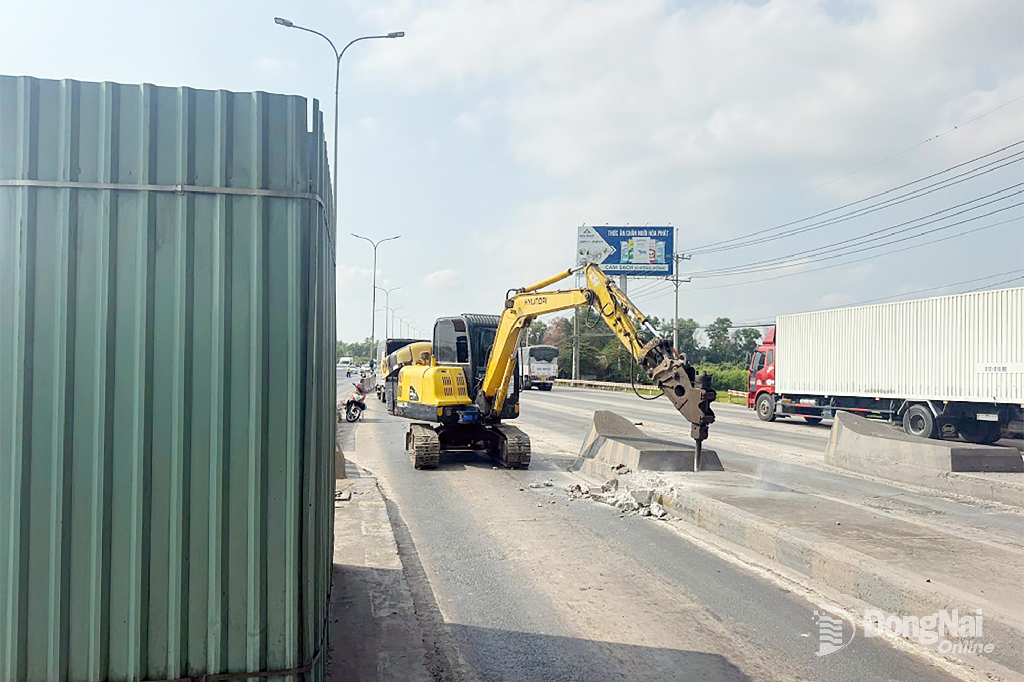 Thi công tháo dỡ trạm thu phí trên tuyến quốc lộ 51 đoạn qua Đồng Nai. Ảnh: Phạm Tùng