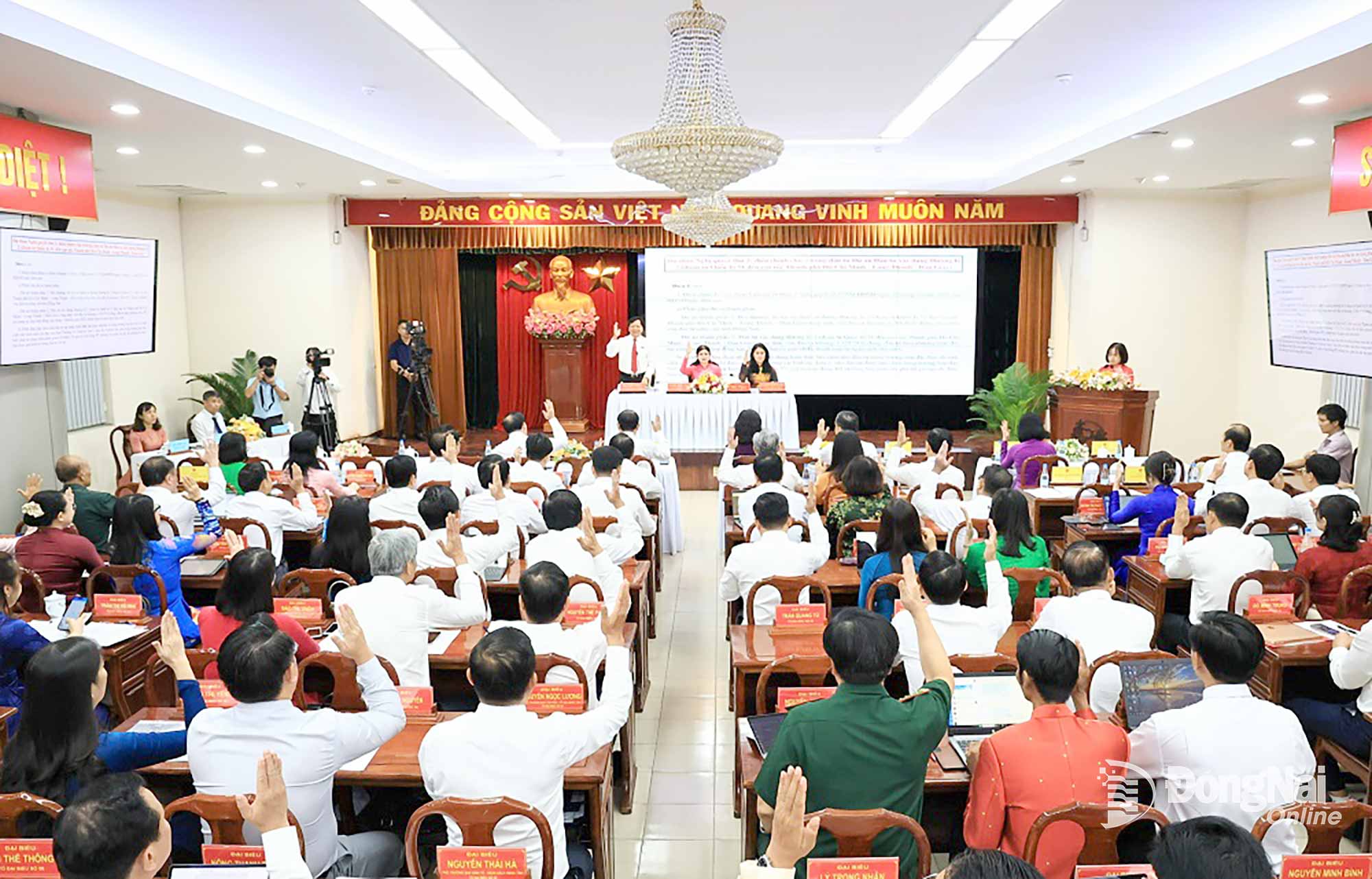 Các đại biểu biểu quyết thông qua Nghị quyết về việc thông qua danh mục khu đất dự kiến thực hiện dự án thí điểm trên địa bàn tỉnh Đồng Nai năm 2026 (đợt 1) theo Nghị quyết số 171/2024/QH15 ngày 30-11-2024 của Quốc hội. Ảnh: Công Nghĩa