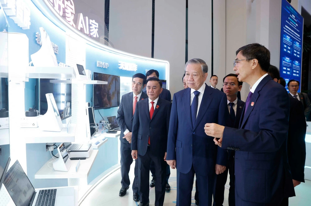 Tổng Bí thư, Chủ tịch nước Tô Lâm nghe giới thiệu về Trung tâm hợp tác ứng dụng AI Trung Quốc-ASEAN. (Ảnh: THỐNG NHẤT/TTXVN)
