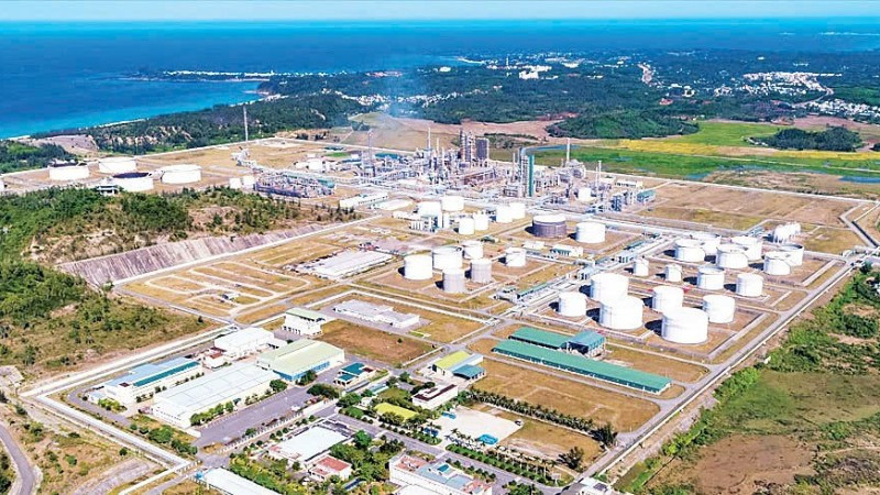 Nhà máy Lọc dầu Dung Quất hoạt động ở công suất cao, nhằm cung ứng nhiên liệu cho thị trường.