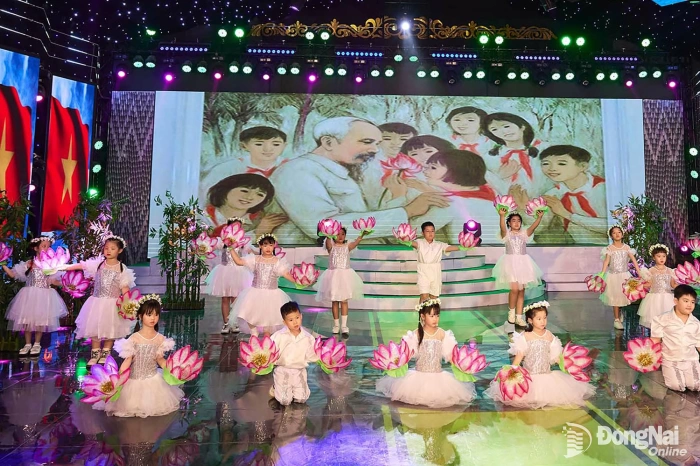 Ngàn hoa việc tốt dâng Bác Hồ kính yêu