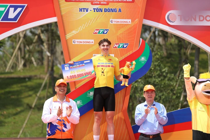 Ngoại binh Marchuk Dzianis (Kenda Đồng Nai) giữ vững chiếc Áo vàng sau chặng 6. Ảnh: Cycling News