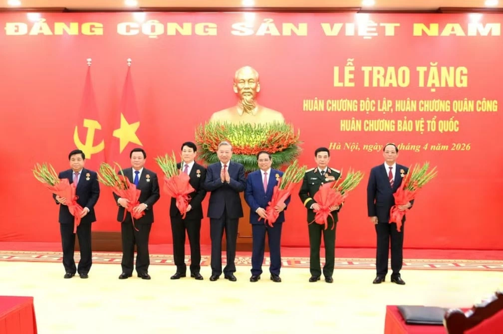 Tổng Bí thư Tô Lâm trao Huân chương Độc lập hạng Nhất và Huân chương Quân công hạng Nhất tặng các đồng chí lãnh đạo, nguyên lãnh đạo Đảng, Nhà nước. (Ảnh: ĐĂNG KHOA)
