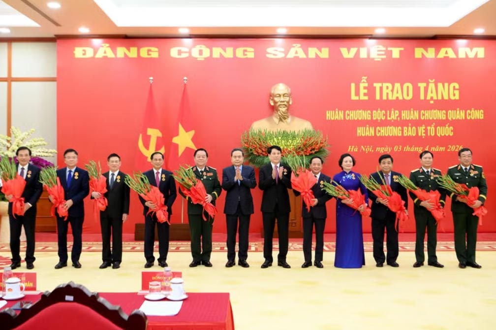 Chủ tịch nước Lương Cường và Chủ tịch Quốc hội Trần Thanh Mẫn trao Huân chương Độc lập hạng Nhì và Huân chương Quân công hạng Nhì tặng các đồng chí lãnh đạo Đảng, Nhà nước và cán bộ cấp cao. (Ảnh: ĐĂNG KHOA)
