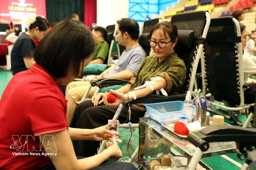 Participants in a voluntary blood donation event in Tuyen Quang province on April 17, in response to the National Voluntary Blood Donation Day and Humanitarian Month 2026. (Photo: VNA)