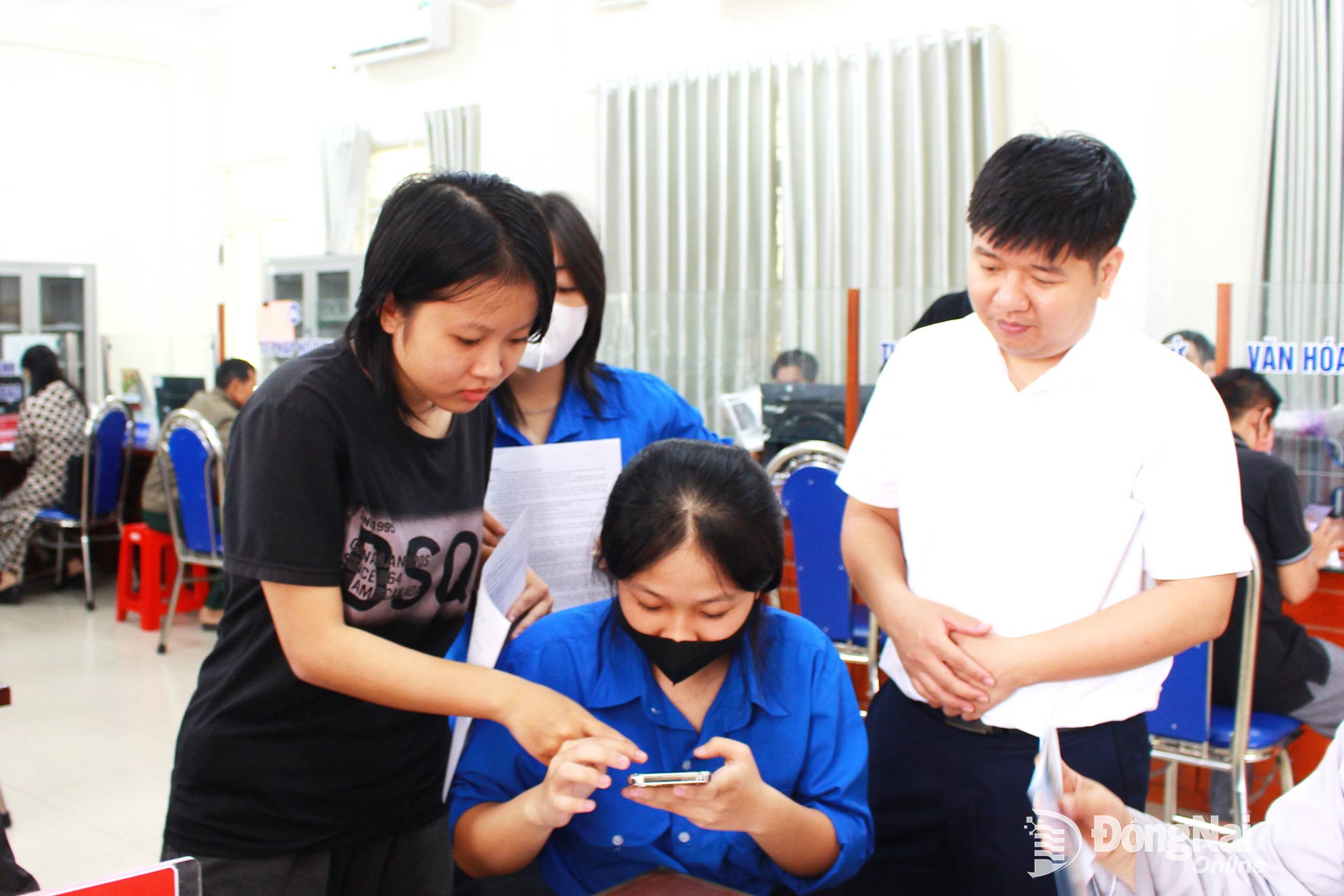 Người dân được hướng dẫn tận tình khi đến giải quyết thủ tục hành chính tại Trung tâm Phục vụ hành chính công xã Phước Thái. Ảnh: Hồ Thảo
