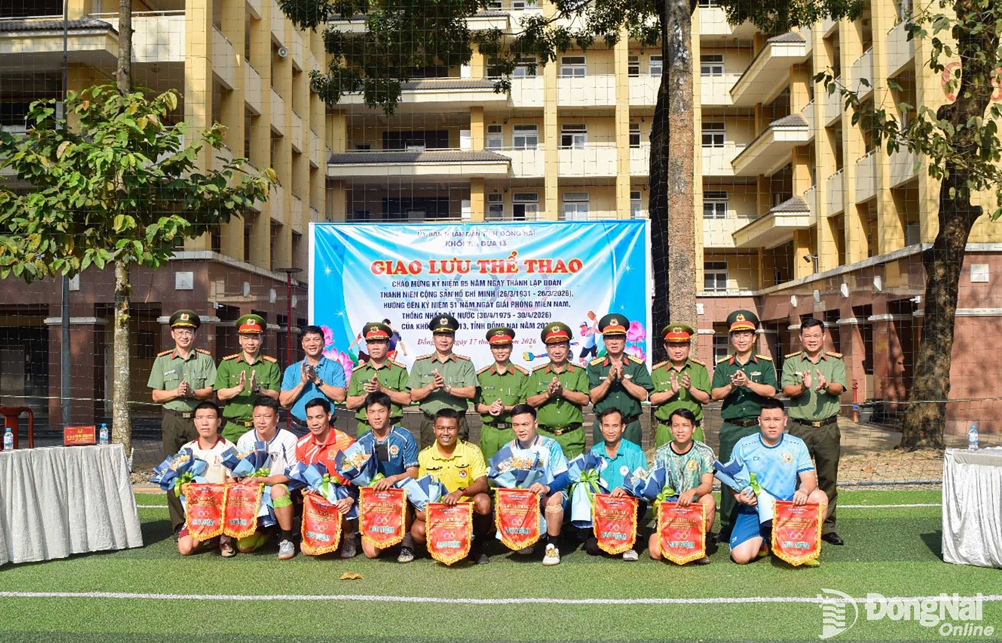 Các đơn vị tham gia giao lưu thể thao chụp ảnh lưu niệm. Ảnh: Quang Huy