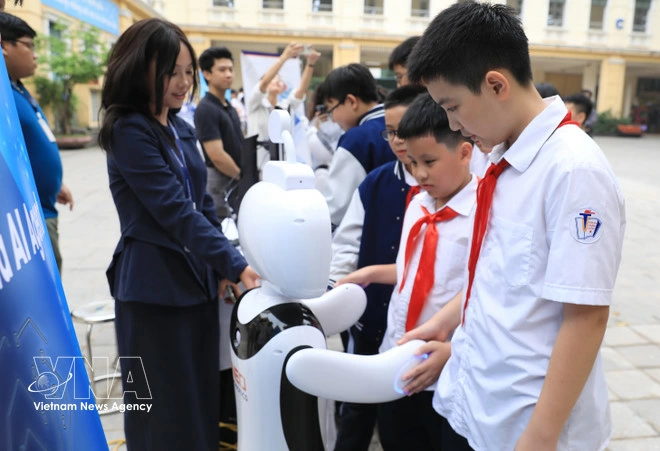 Hanoi students eagerly explore AI-powered robotic products. (Photo: VNA)