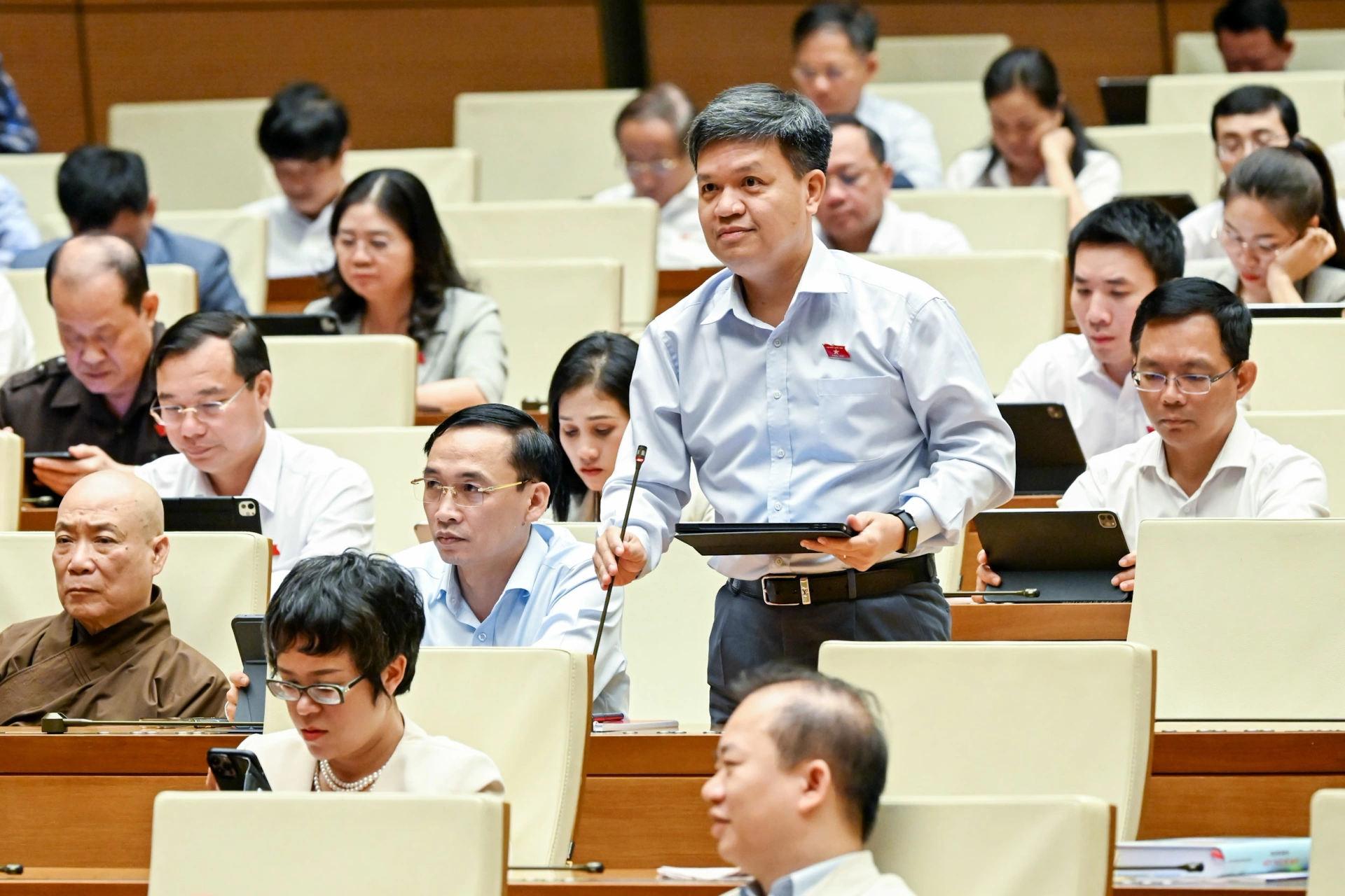 Đại biểu Tạ Đình Thi, Đoàn đại biểu Quốc hội thành phố Hà Nội phát biểu. Ảnh: Duy Linh