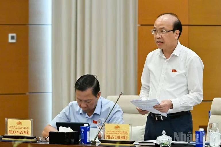 Chủ nhiệm Ủy ban Pháp luật và Tư pháp Phan Chí Hiếu trình bày báo cáo thẩm tra. (Ảnh: THỦY NGUYÊN)
