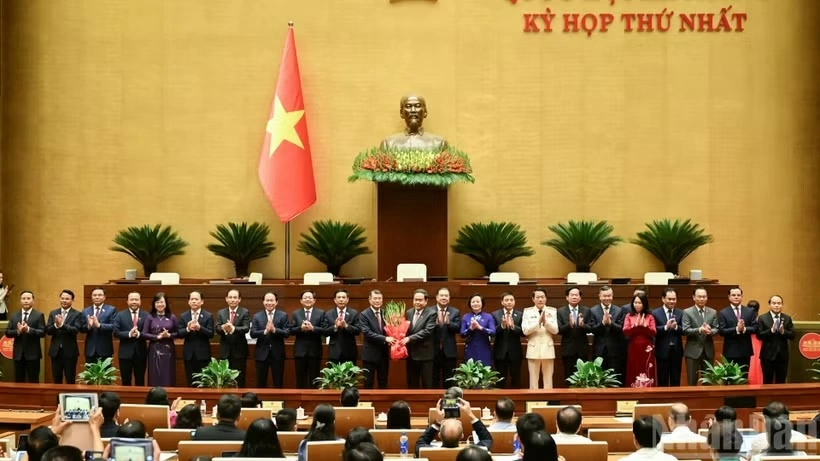 Chủ tịch Quốc hội Trần Thanh Mẫn tặng hoa chúc mừng các thành viên Chính phủ nhiệm kỳ 2026-2031. (Ảnh: DUY LINH)
