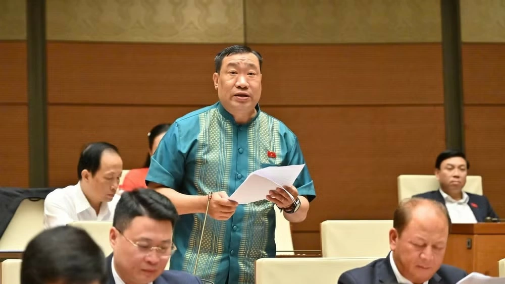 Đại biểu Thạch Phước Bình (Đoàn Vĩnh Long) tham gia ý kiến thảo luận ở hội trường sáng 23/4. (Ảnh: DUY LINH)
