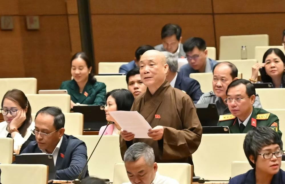 Đại biểu Hòa thượng Thích Bảo Nghiêm phát biểu tại phiên họp. (Ảnh: DUY LINH)
