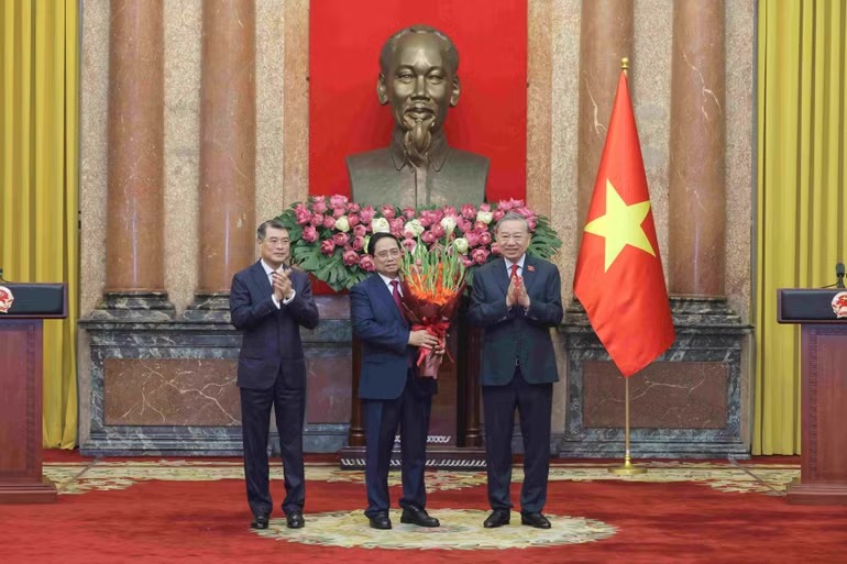 Tổng Bí thư, Chủ tịch nước Tô Lâm và Thủ tướng Chính phủ Lê Minh Hưng tặng hoa chúc mừng nguyên Thủ tướng Chính phủ Phạm Minh Chính đã hoàn thành xuất sắc nhiệm vụ được Đảng, Nhà nước giao phó.