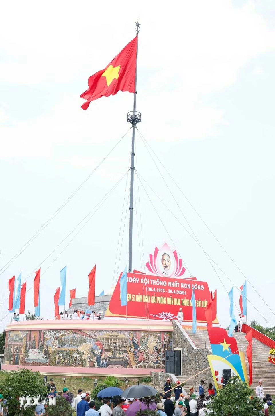 Lễ Thượng cờ Thống nhất non sông năm 2026, được tổ chức trọng thể tại Kỳ đài Tổ quốc ở Khu di tích Quốc gia đặc biệt Đôi bờ Hiền Lương-Bến Hải, tỉnh Quảng Trị - Ảnh: TTXVN

