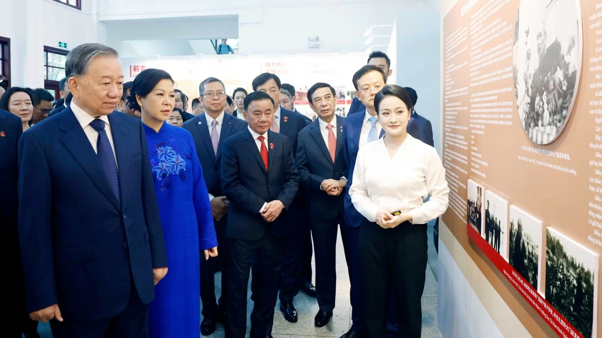 Tổng Bí thư, Chủ tịch nước Tô Lâm và Phu nhân nghe giới thiệu về Trường Dục Tài Nam Ninh. (Ảnh: Thống Nhất/TTXVN)
