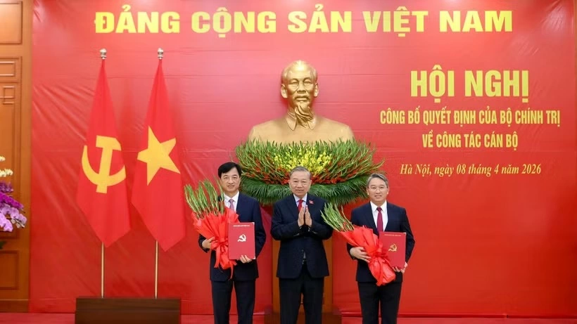 Tổng Bí thư, Chủ tịch nước Tô Lâm trao quyết định cho các đồng chí Nguyễn Duy Ngọc và Nguyễn Hải Ninh. (Ảnh: ĐĂNG KHOA)
