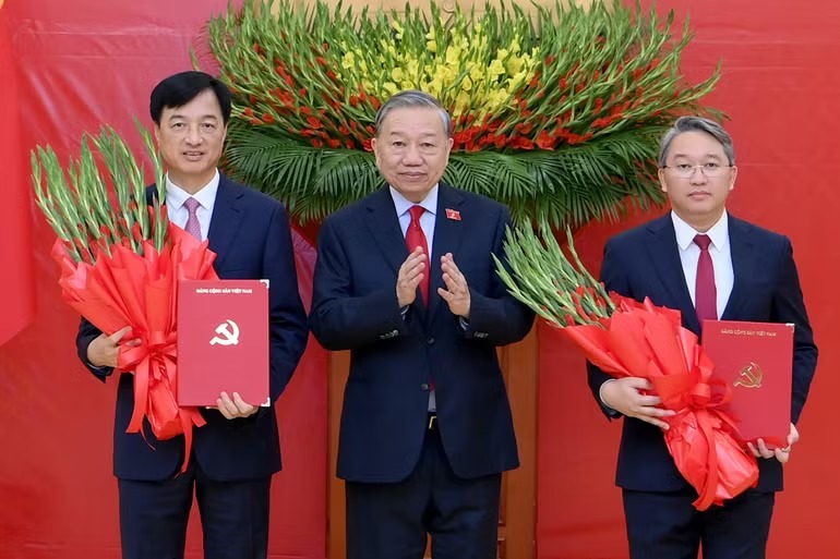Tổng Bí thư, Chủ tịch nước Tô Lâm trao quyết định cho các đồng chí Nguyễn Duy Ngọc và Nguyễn Hải Ninh. (Ảnh: ĐĂNG KHOA)
