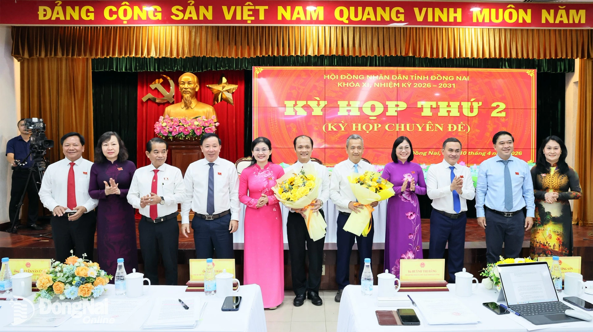 Các đồng chí lãnh đạo tỉnh tặng hoa chúc mừng 2 đồng chí Nguyễn Tuấn Anh và Nguyễn Minh Hoàng. Ảnh: Công Nghĩa