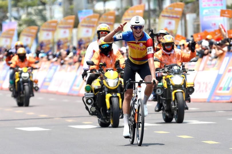 Tay đua người Thụy Sĩ Janssen (Đồng Tháp 1) chiến thắng ấn tượng ở chặng 12. Ảnh: Cycling News