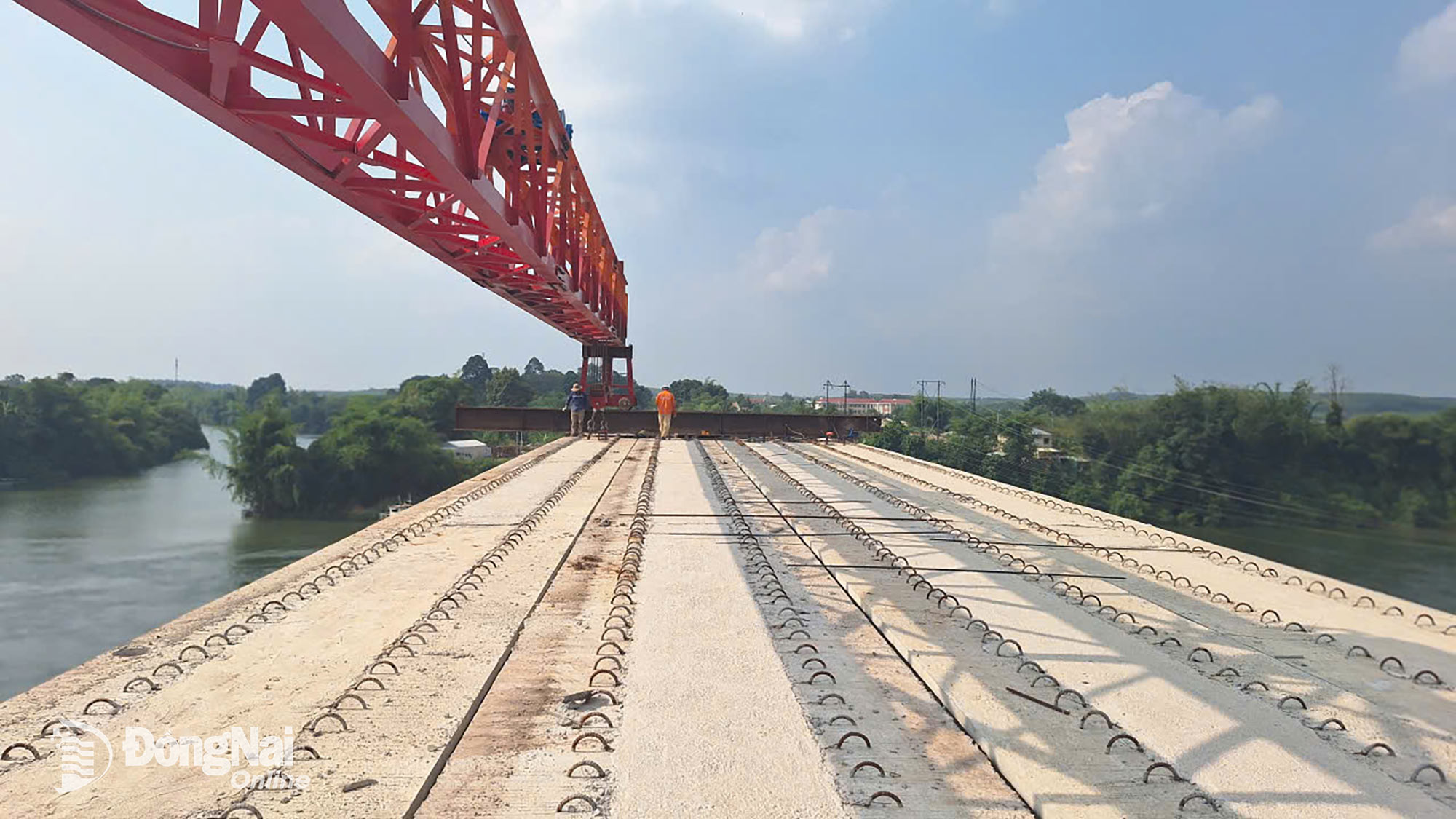 Đơn vị thi công lao lắp nhịp 3 cầu Hiếu Liêm. Ảnh: Quang Huy
