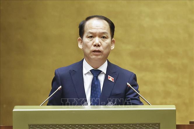 Bộ trưởng Tư pháp Hoàng Thanh Tùng, thừa ủy quyền của Thủ tướng Chính phủ trình bày Tờ trình về 4 dự án: Luật Hộ tịch (sửa đổi); Luật sửa đổi, bổ sung một số điều của Luật Công chứng; Luật sửa đổi, bổ sung một số điều của Luật Trợ giúp pháp lý; Luật Tiếp cận thông tin (sửa đổi). Ảnh: Doãn Tấn/TTXVN