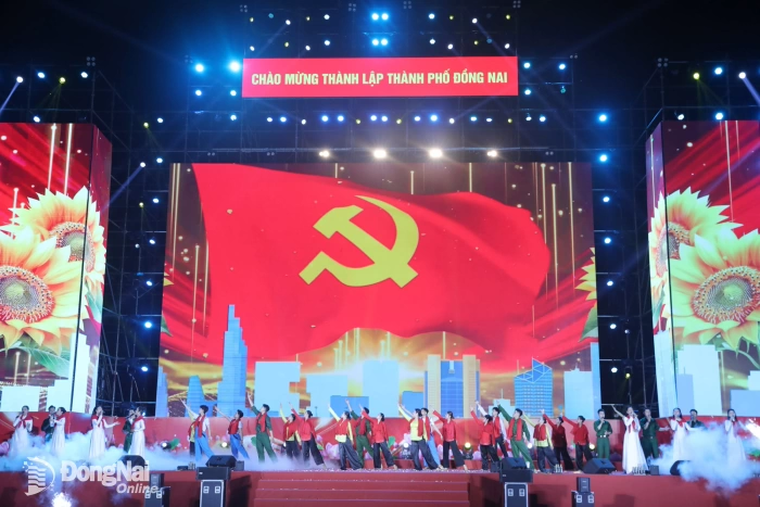 Phường Bình Phước sôi nổi chương trình nghệ thuật và bắn pháo hoa chào mừng thành lập thành phố Đồng Nai