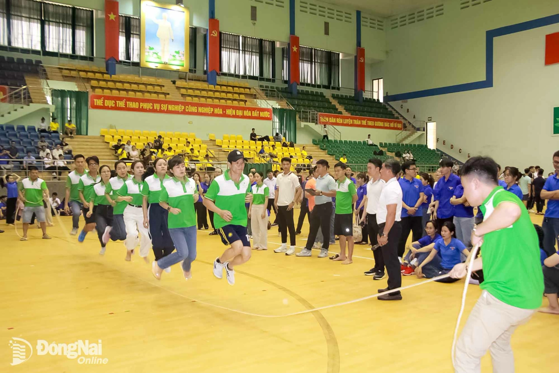 Các đội tham gia thi đấu nội dung nhảy dây sau lễ khai mạc hội thao. Ảnh: Nga Sơn