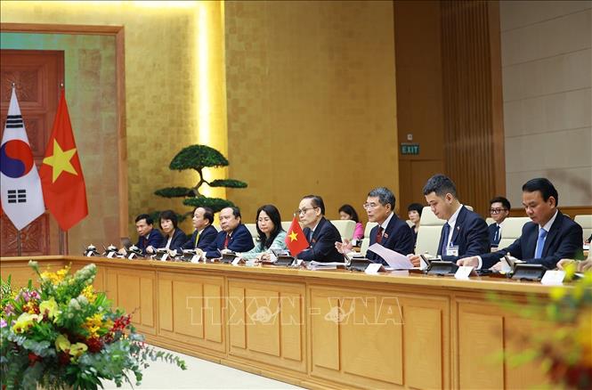 Thủ tướng Lê Minh Hưng và thành viên đoàn Việt Nam tại cuộc hội kiến Tổng thống Hàn Quốc Lee Jae Myung. Ảnh: Dương Giang/TTXVN
