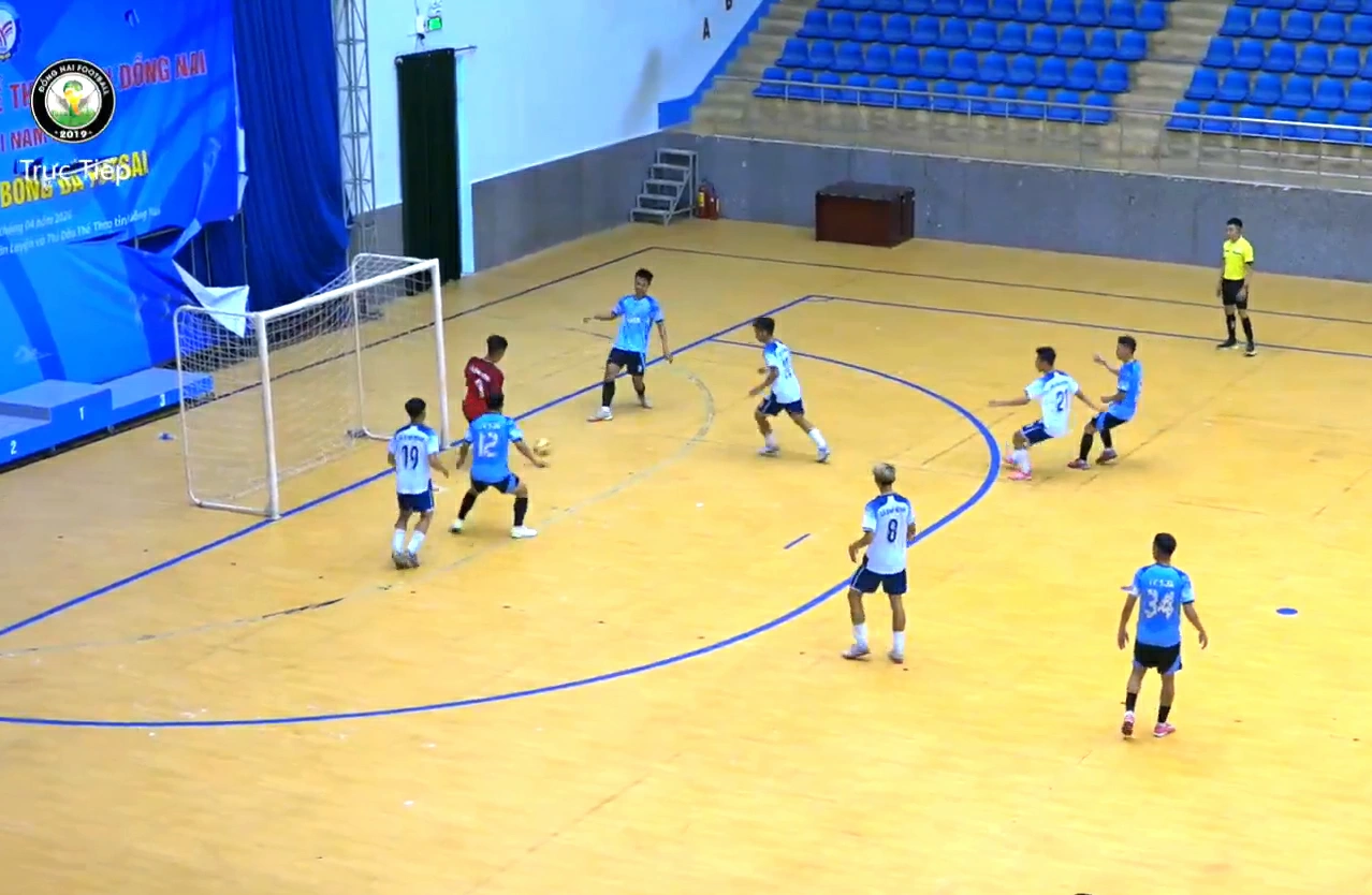 Đội phường Trảng Dài (áo trắng xanh) trong trận đấu gặp xã Bình Minh. Ảnh chụp màn hình