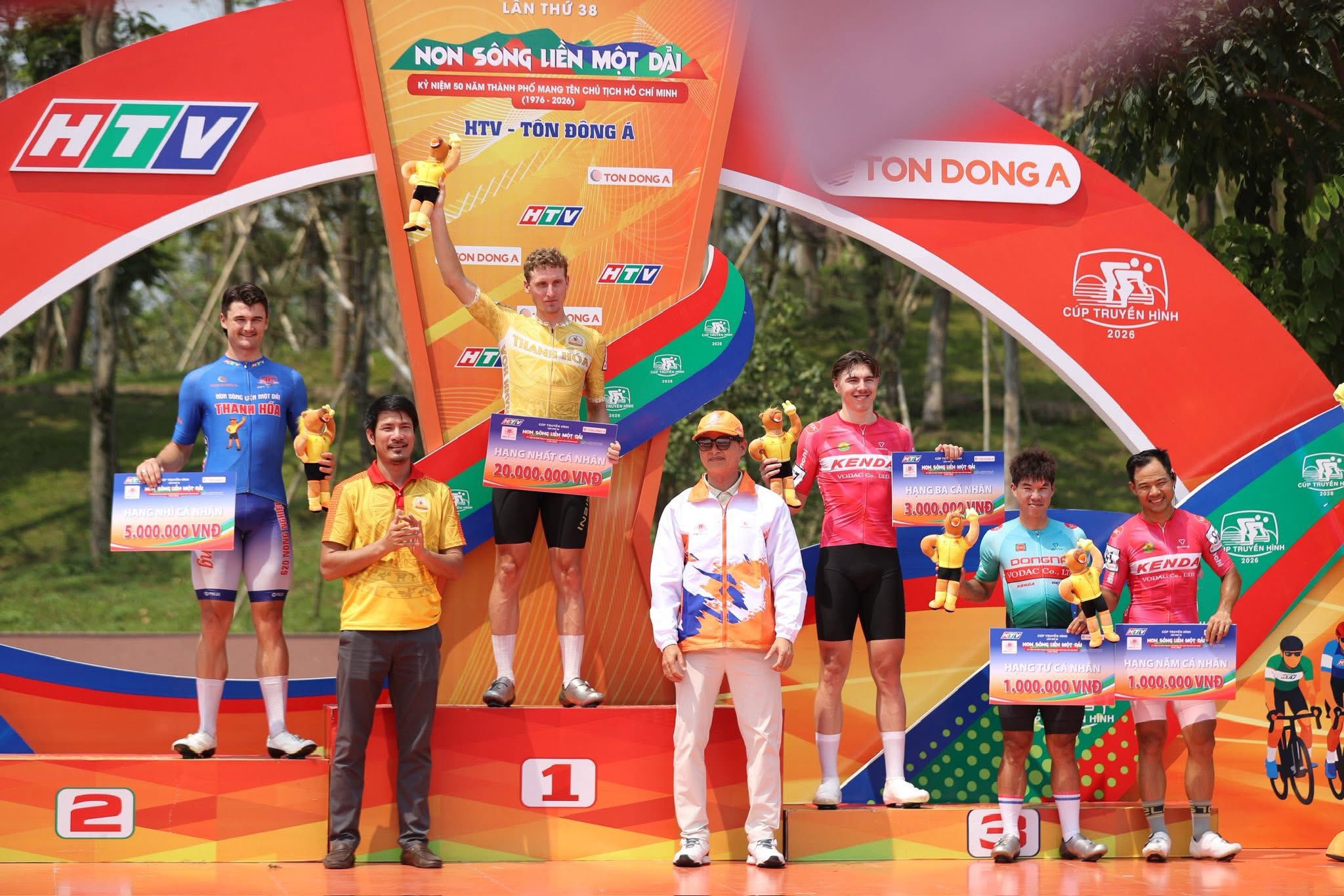 Ban tổ chức trao giải cho các tay đua về trong tốp 5 chặng 6. Ảnh: Cycling News