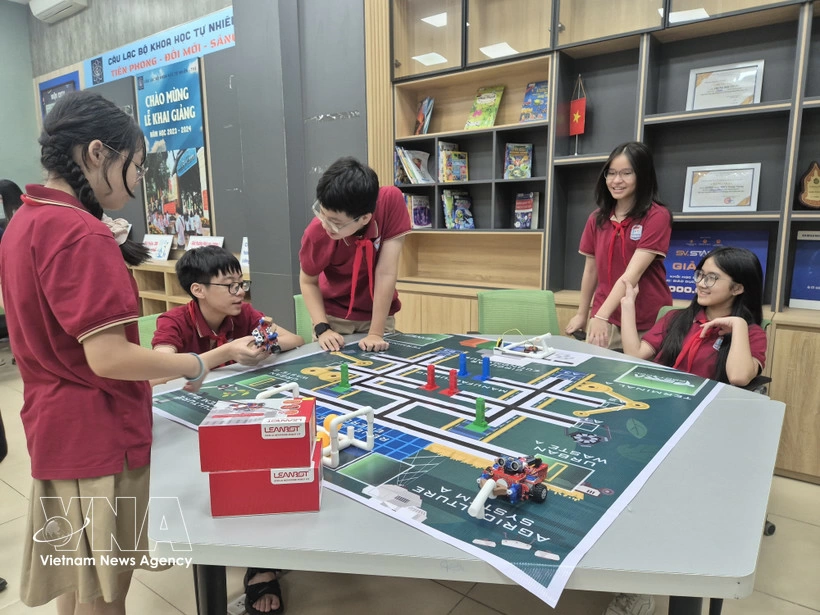 Students experience robotic products (Photo: VNA)