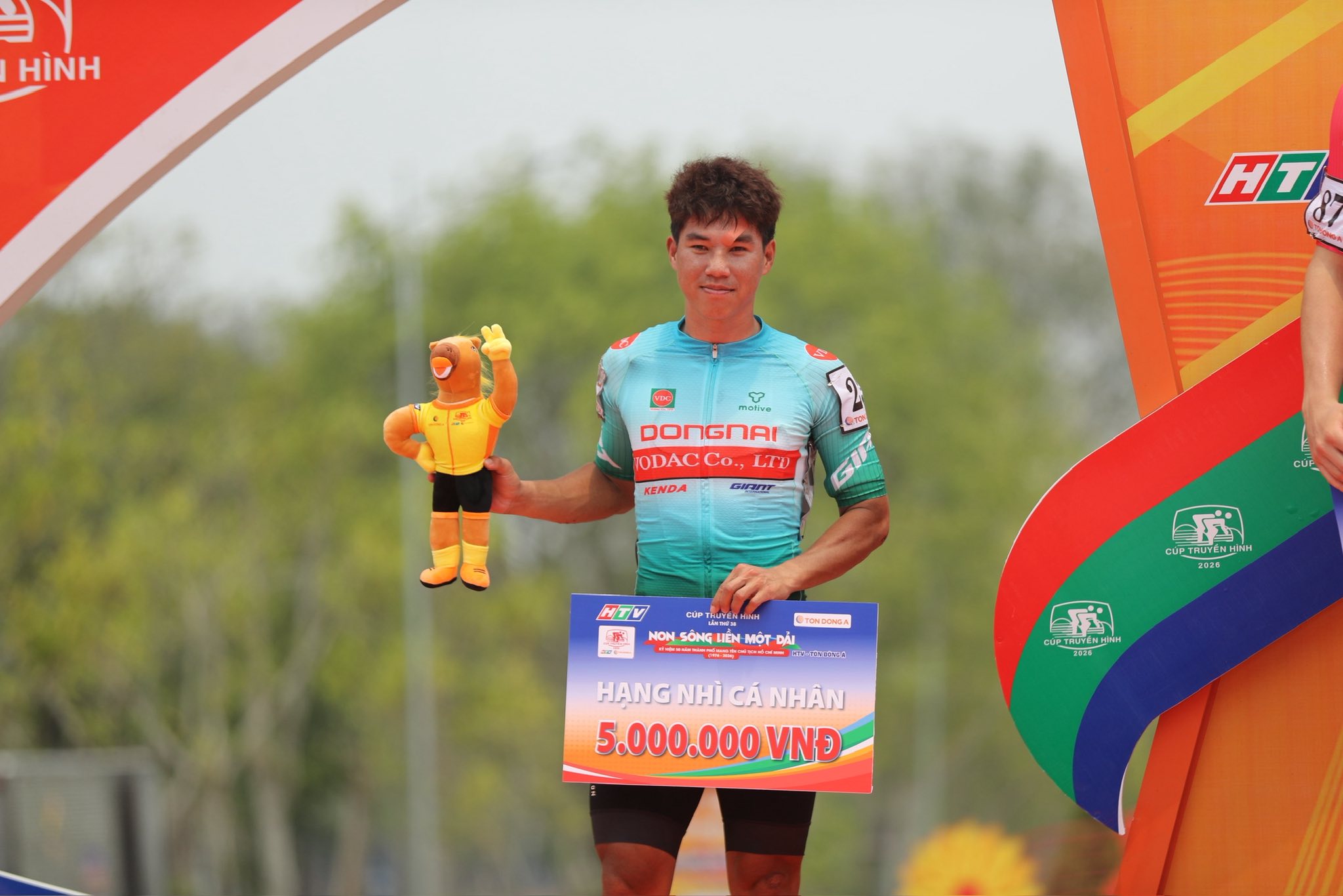 Tay đua Nguyễn Văn Nhã (Võ Đắc Đồng Nai) giành hạng nhì cá nhân chặng 4. Ảnh: Cycling News