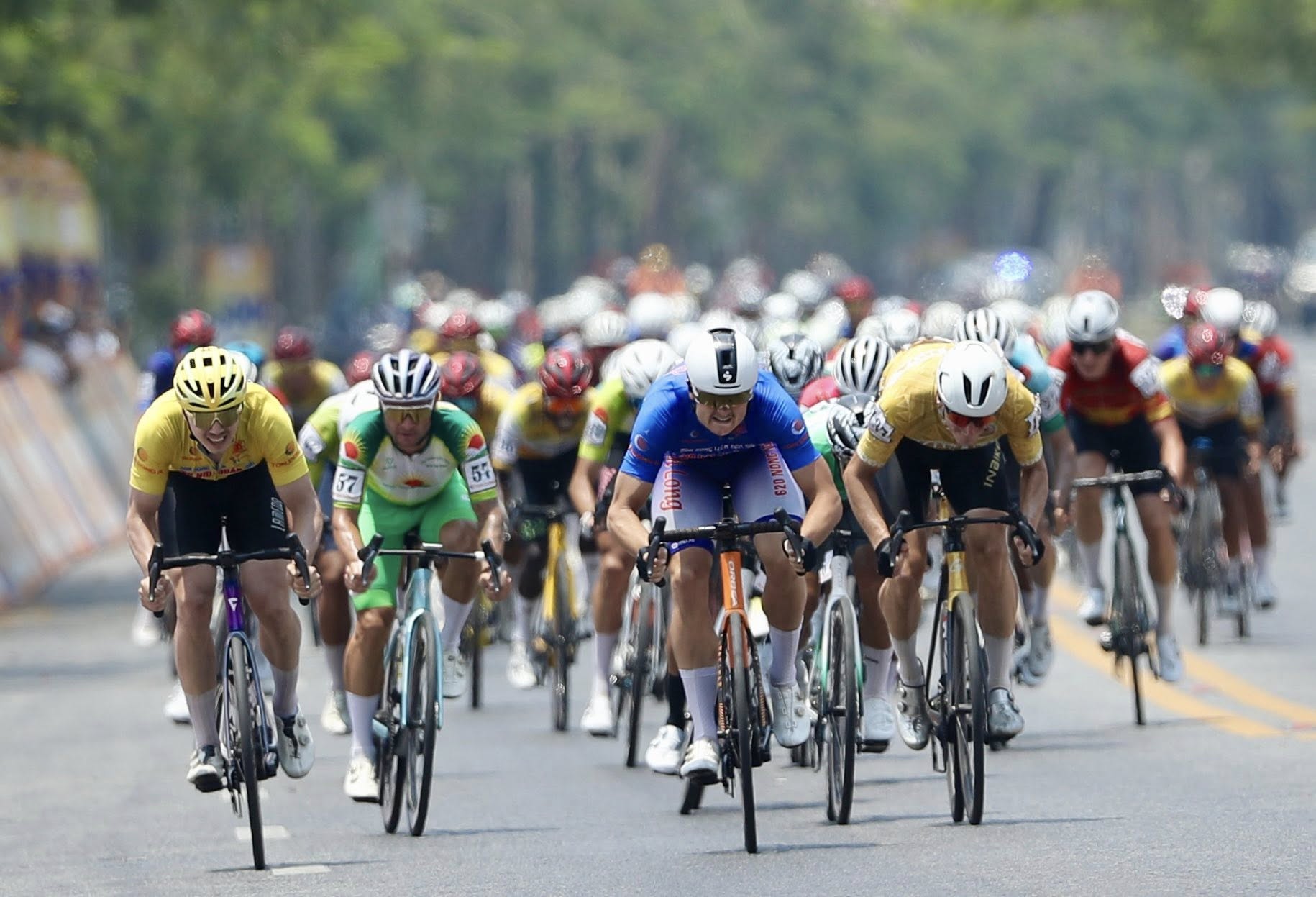 Về nhì chặng 8, ngoại binh Marchuk Dzianis của Kenda Đồng Nai (áo vàng, bìa trái) vẫn giữ Áo vàng và Áo xanh. Ảnh: Cycling