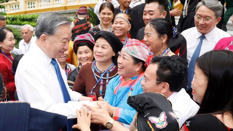 Party General Secretary and State President To Lam meets with village elders, community leaders, artisans, and prominent figures of ethnic minorities from nationwide in Ha Noi on April 18. (Photo: VNA)