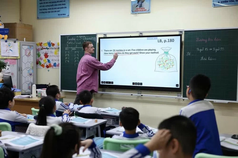 English class at Doan Thi Diem Primary School in Ha Noi. (Photo: DAI THANG)