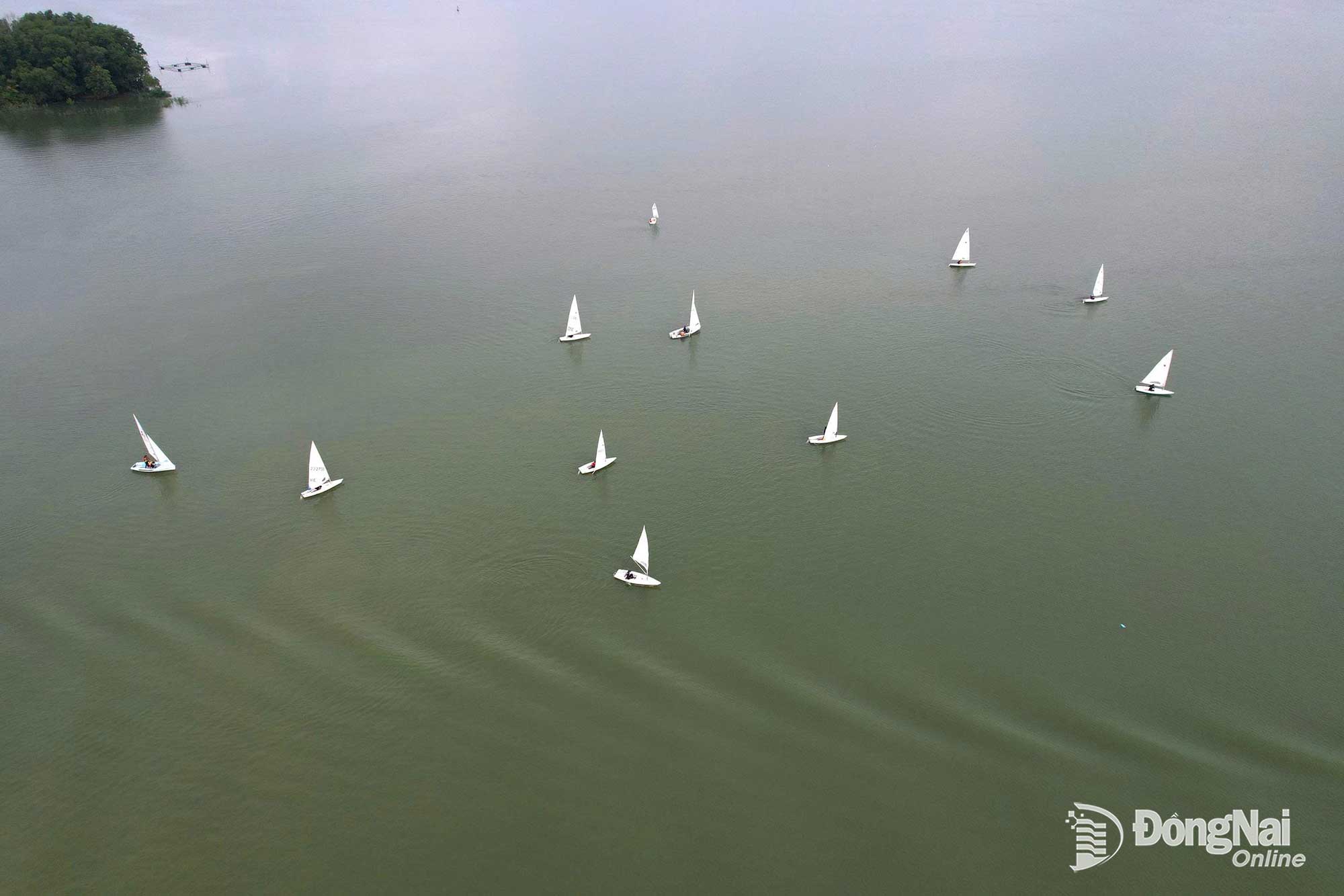The most notable bright spot remains its eco-tourism potential. With more than 13,000 hectares of water surface and dozens of large and small islands, Tri An Lake offers an ideal setting for activities such as resort tourism, camping, boating, forest exploration, and experiencing the lives of fishermen. Photo: Quang Huy

