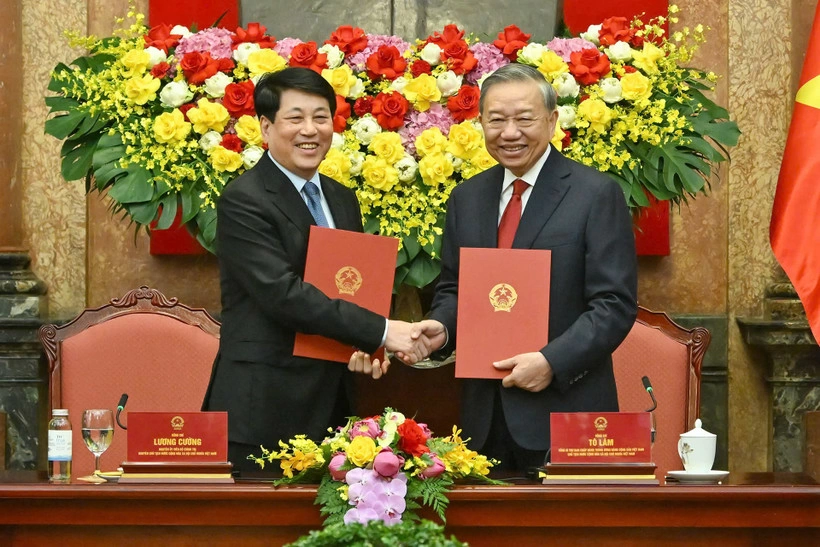 Tổng Bí thư, Chủ tịch nước Tô Lâm và nguyên Chủ tịch nước Lương Cường bàn giao công tác của Chủ tịch nước (Ảnh: THỦY NGUYÊN)
