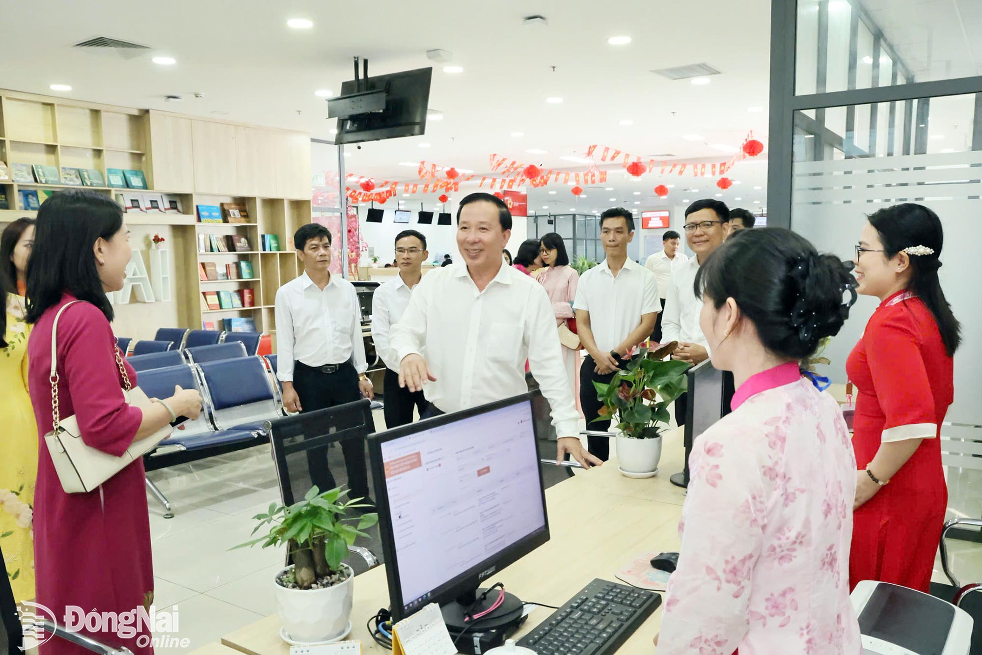 Deputy Secretary of the PPC and Chairman of the Provincial People’s Committee Nguyen Van Ut inspects the service provision for people and enterprises at the Provincial Public Administrative Service Center. Photo: Cong Nghia