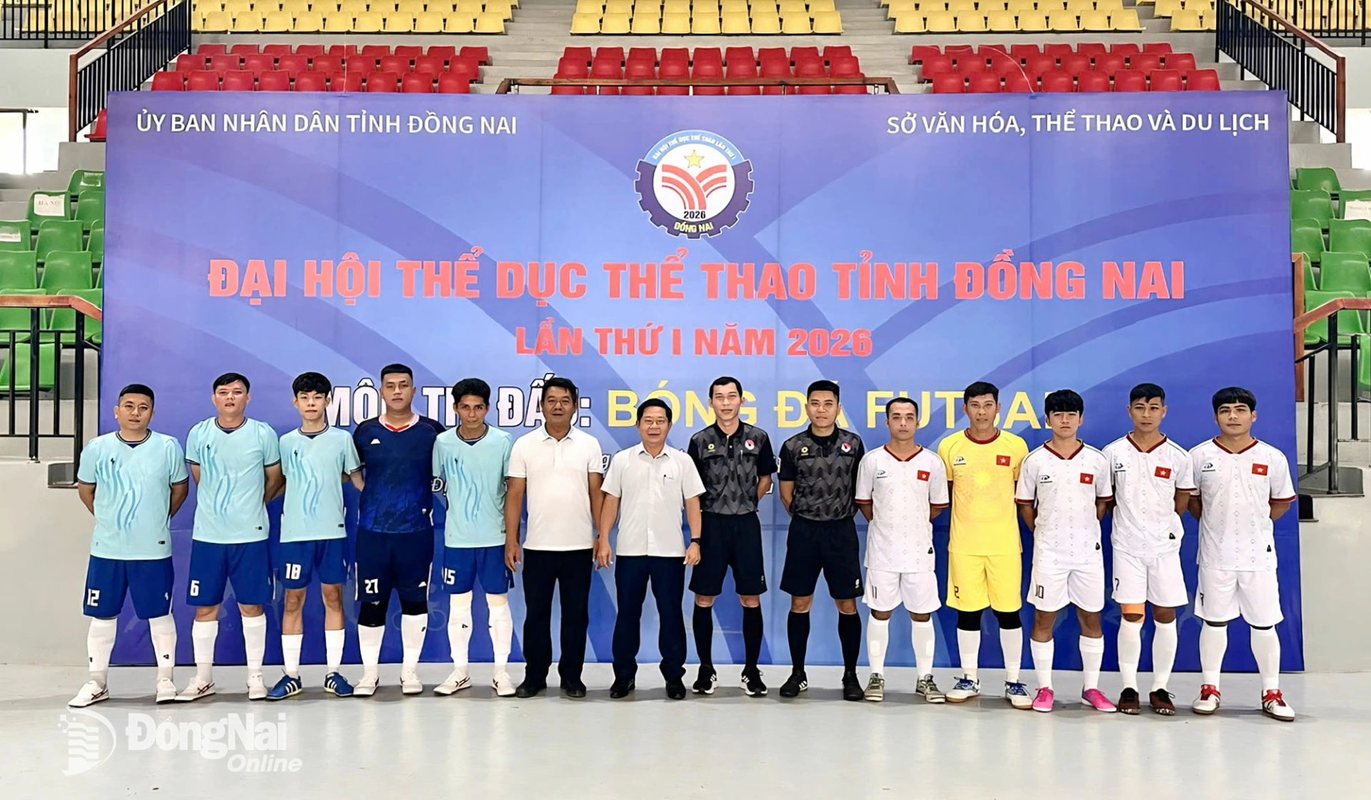 Ban tổ chức cùng hai đội bóng phường Chơn Thành và xã Phú Riềng tham gia thi đấu trận đầu tiên môn bóng đá futsal. Ảnh: ĐVCC
