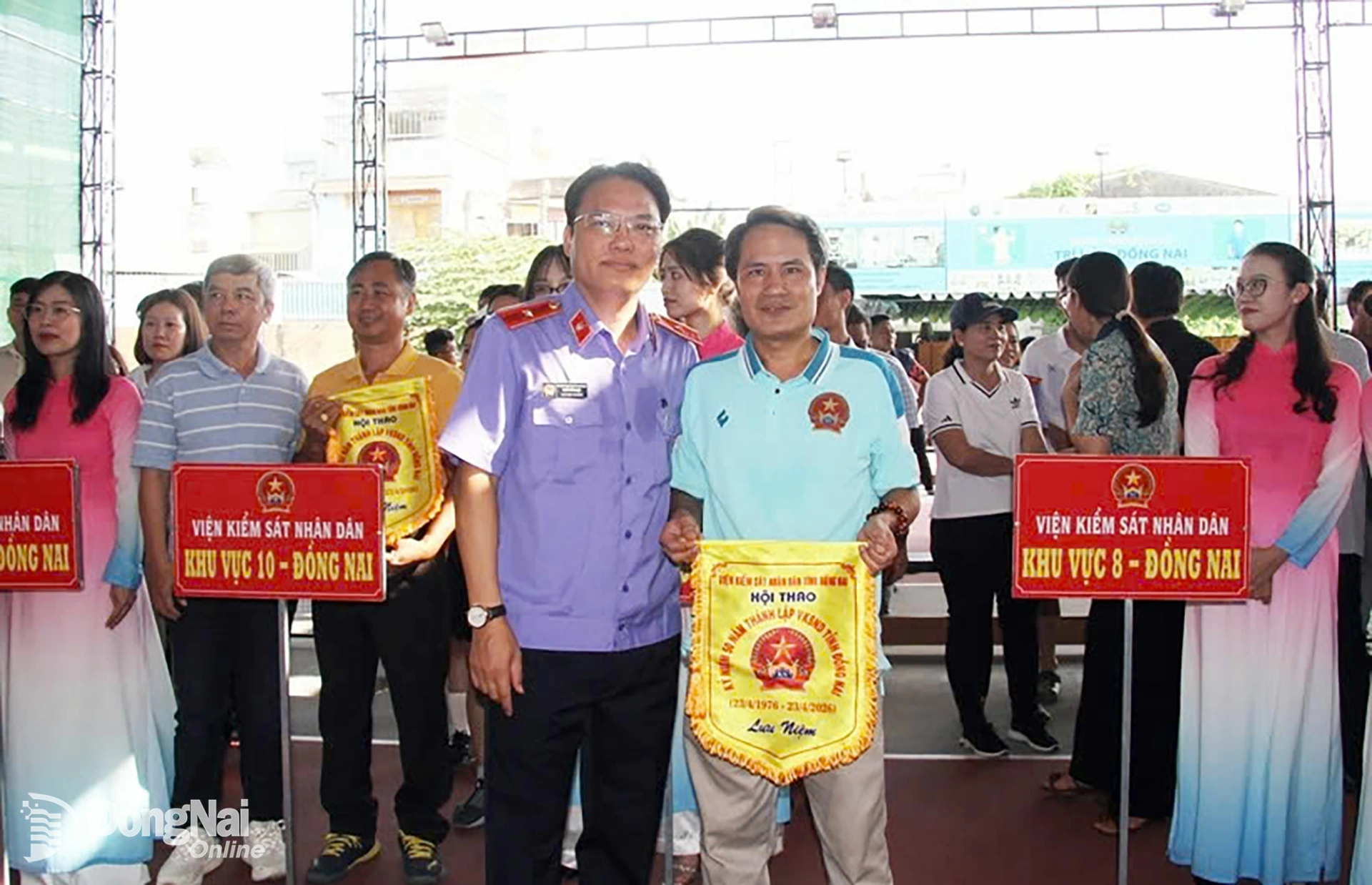 Ban tổ chức trao cờ lưu niệm cho các đội. Ảnh: T.H