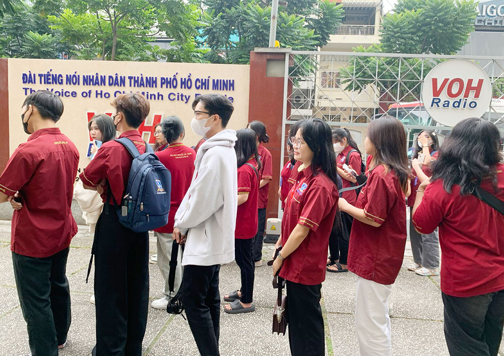 8. Sinh viên Khoa Truyền thông sáng tạo, NTTU tham gia chương trình tham quan thực tế tại Đài Tiếng nói nhân dân Thành phố Hồ Chí Minh (VOH).