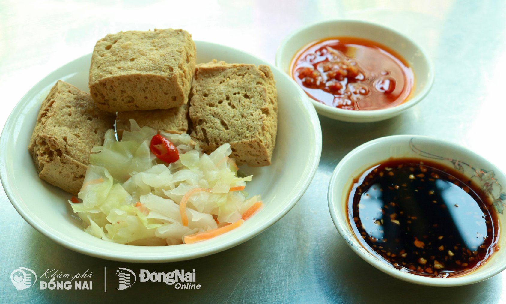 Đậu hũ thúi, hay còn được biết đến với tên gọi stinky tofu, là một món ăn “độc lạ” trong danh sách ẩm thực của Biên Hòa. (Ảnh: Minh Hạnh)